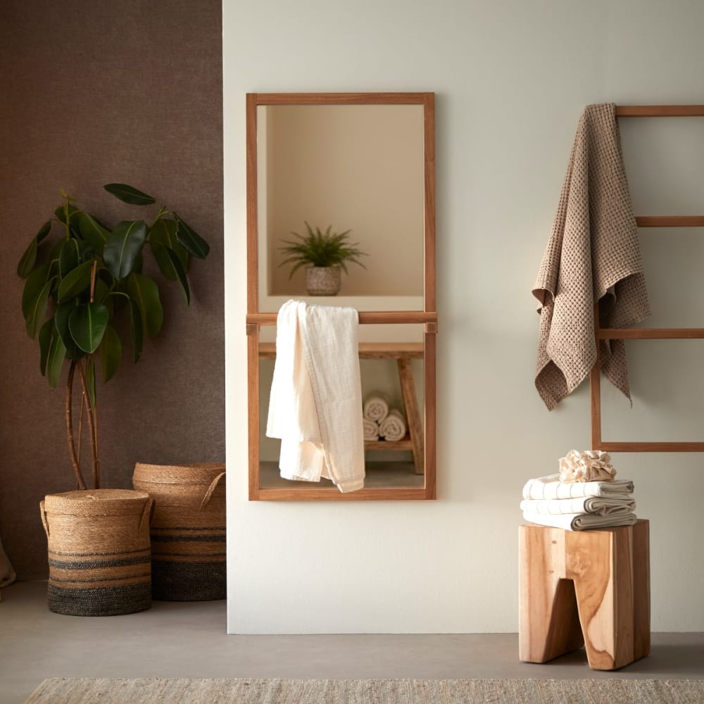 Spiegel aus Teakholz mit Handtuchhalter - Maisons Du Monde