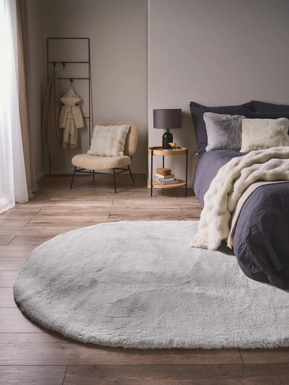 Tapis en fausse fourrure gris 150x230 cm — vue 3
