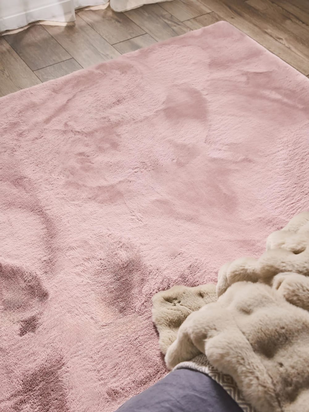 Tapis en fausse fourrure rose 150x150 cm — vue 4