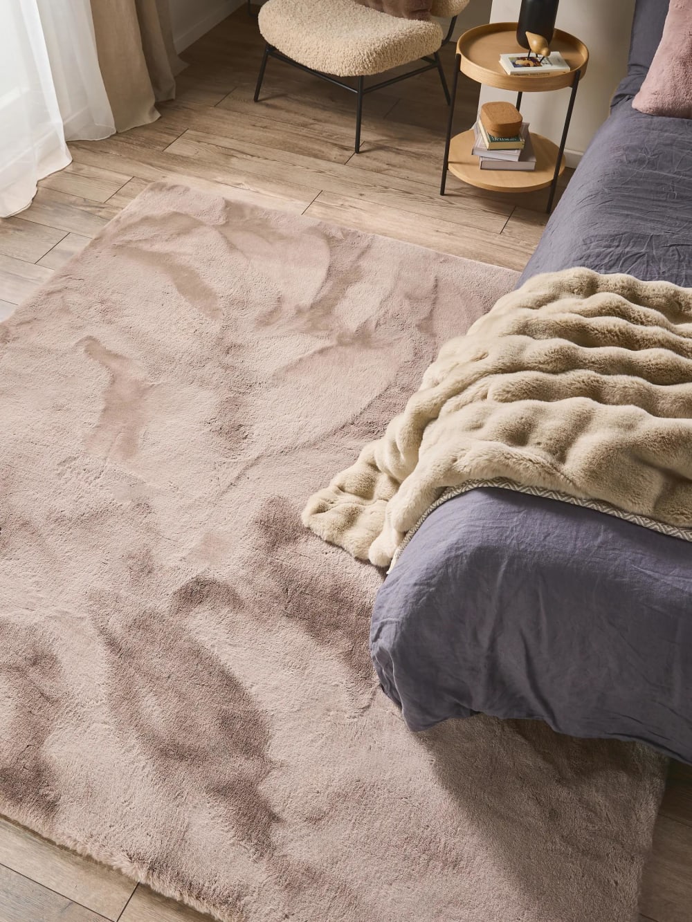 Tapis en fausse fourrure taupe 150x150 cm — vue 3
