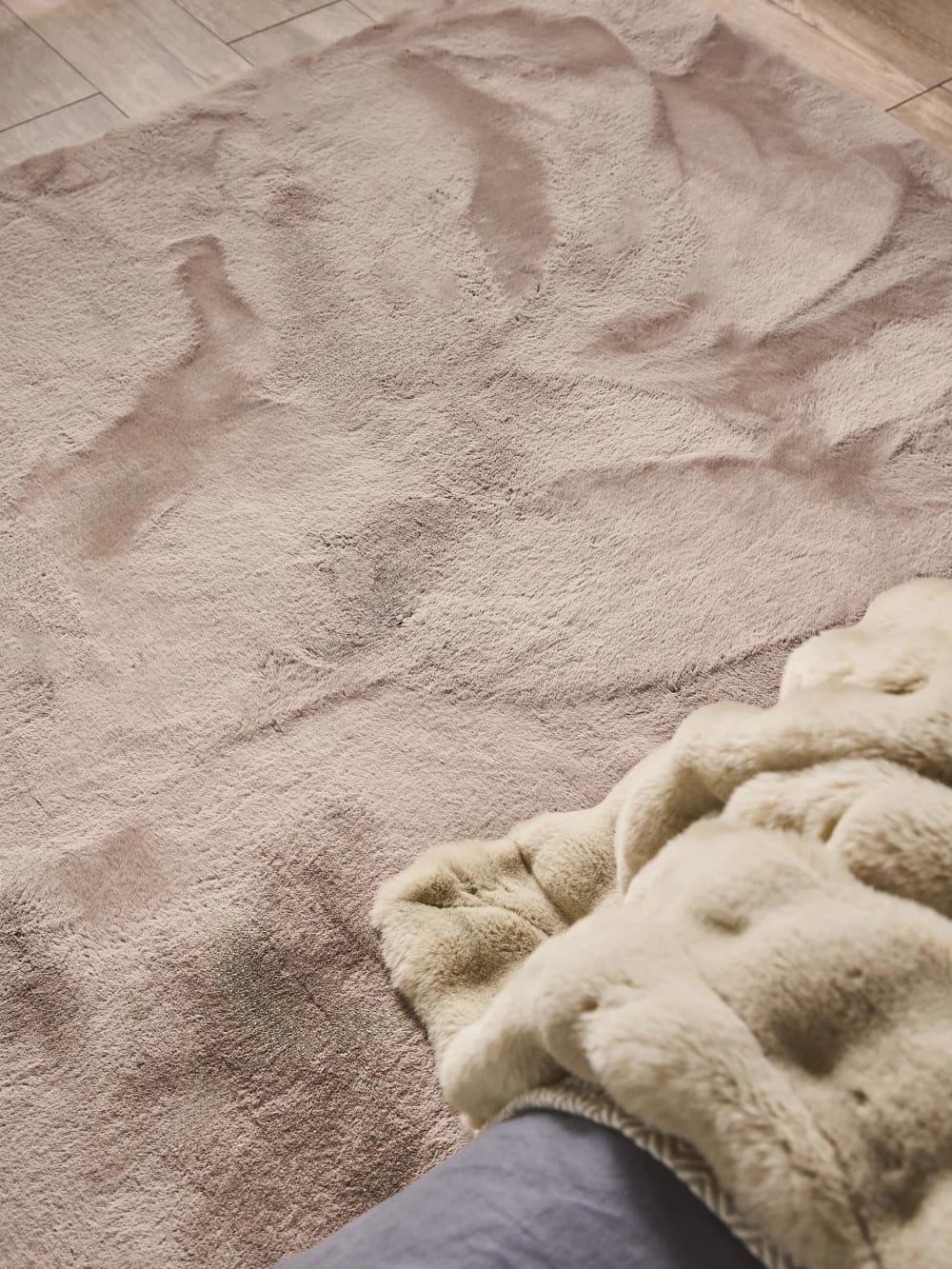 Tapis en fausse fourrure taupe 150x150 cm — vue 4