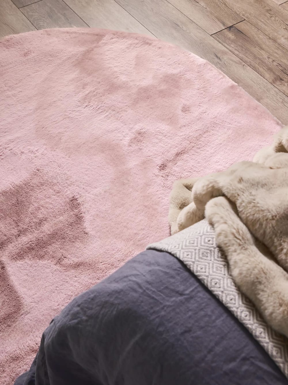 Tapis en fausse fourrure rose 150x230 cm — vue 4