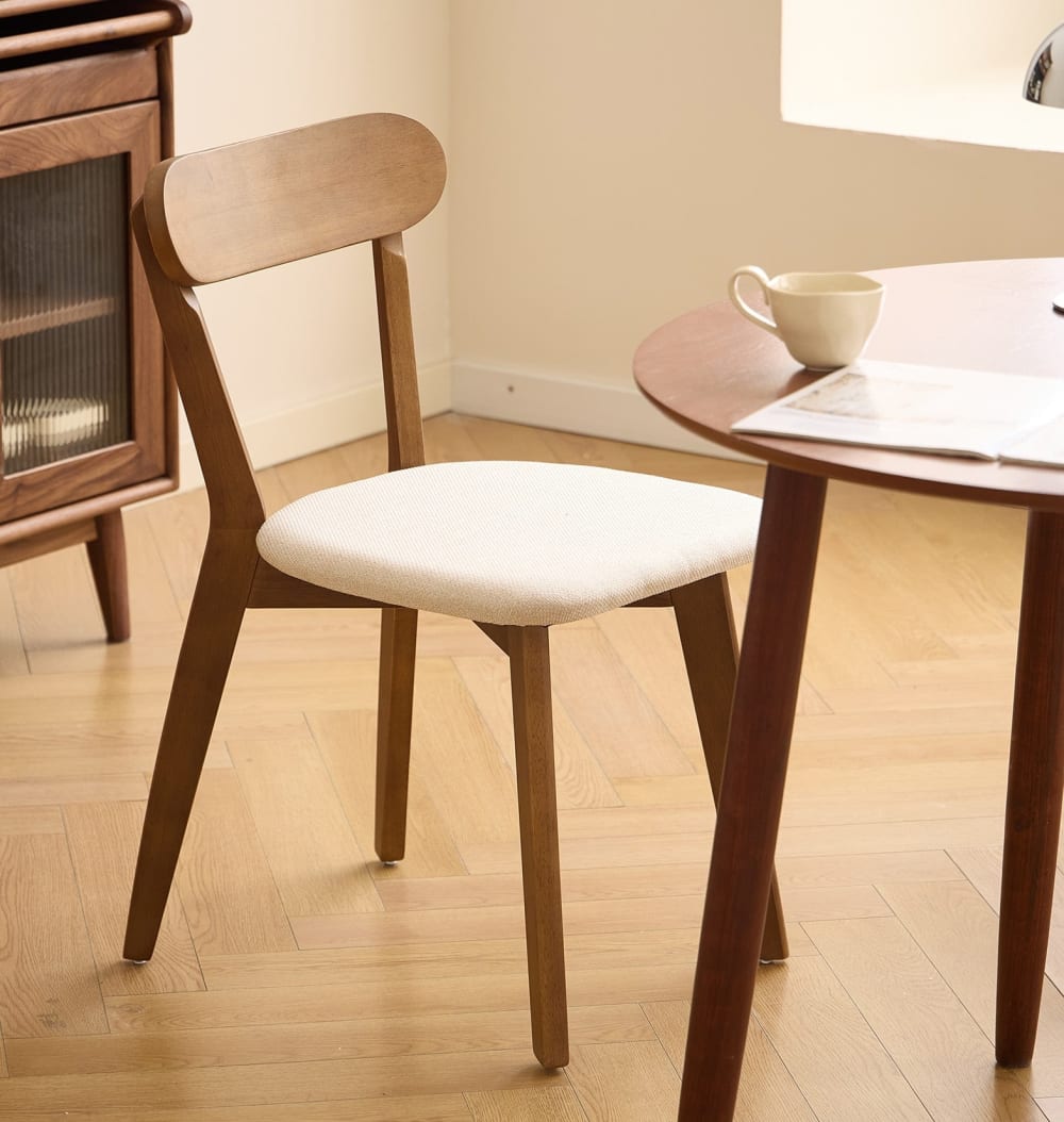 Lot de 2 chaises de salle à manger en bois foncé et tissu beige Lot de 2 chaises de salle à manger en bois foncé et tissu beige