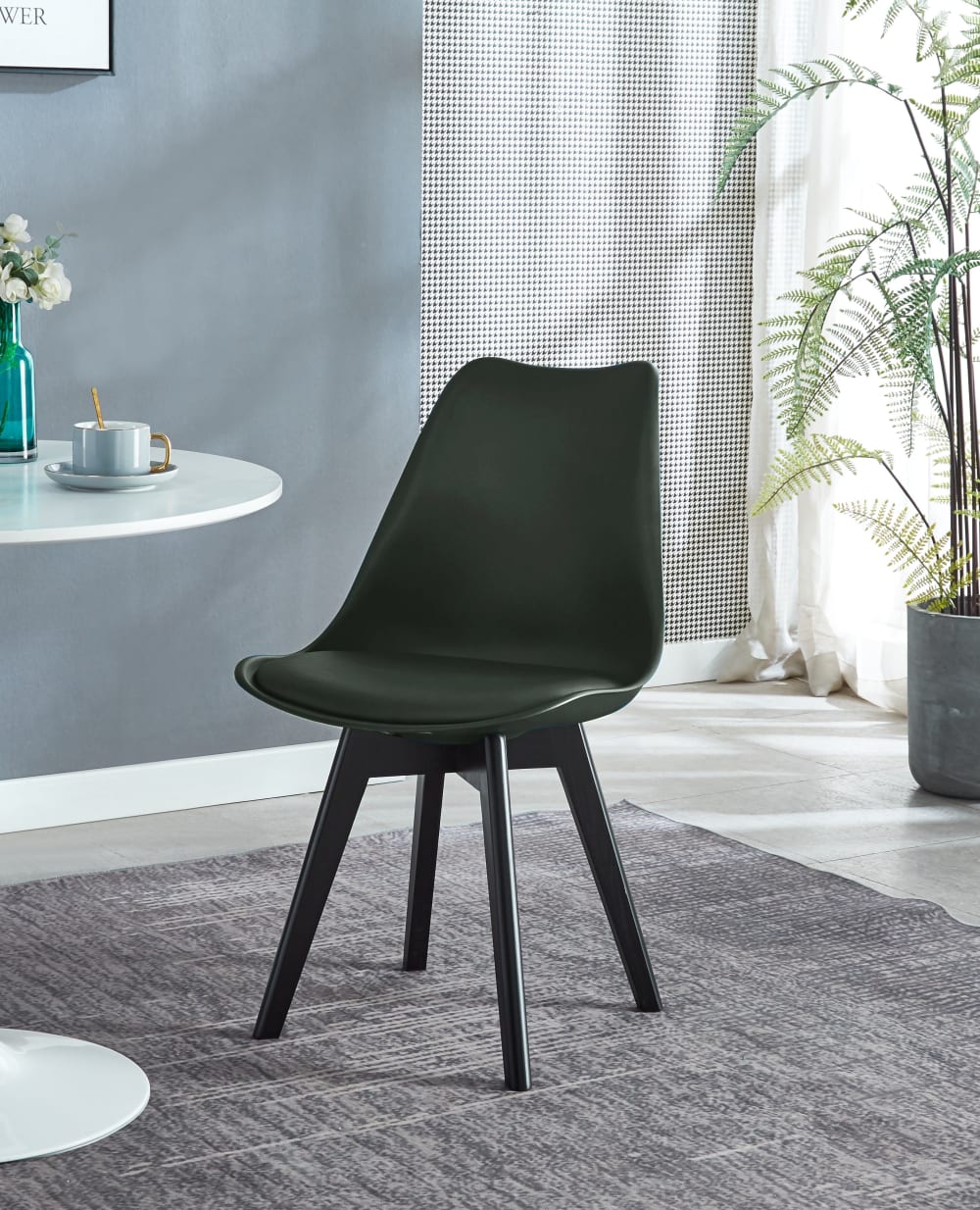 Chaise scandinave en bois et polypropylène noir
