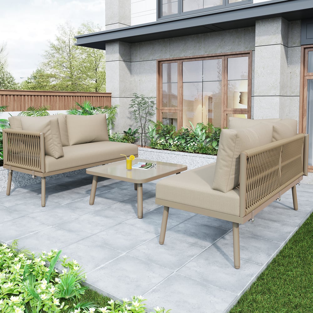 Salon de jardin avec 2 canapés et 1 table basse en verre et coussins