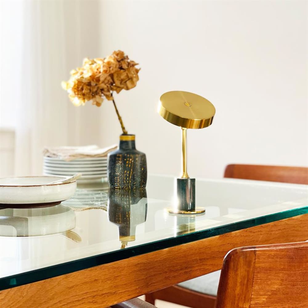 Dyberg Larsen Tischlampe aus Messing, Höhe 20 cm, Durchmesser 11 cm, grüner Marmor style modern Gold Marmor