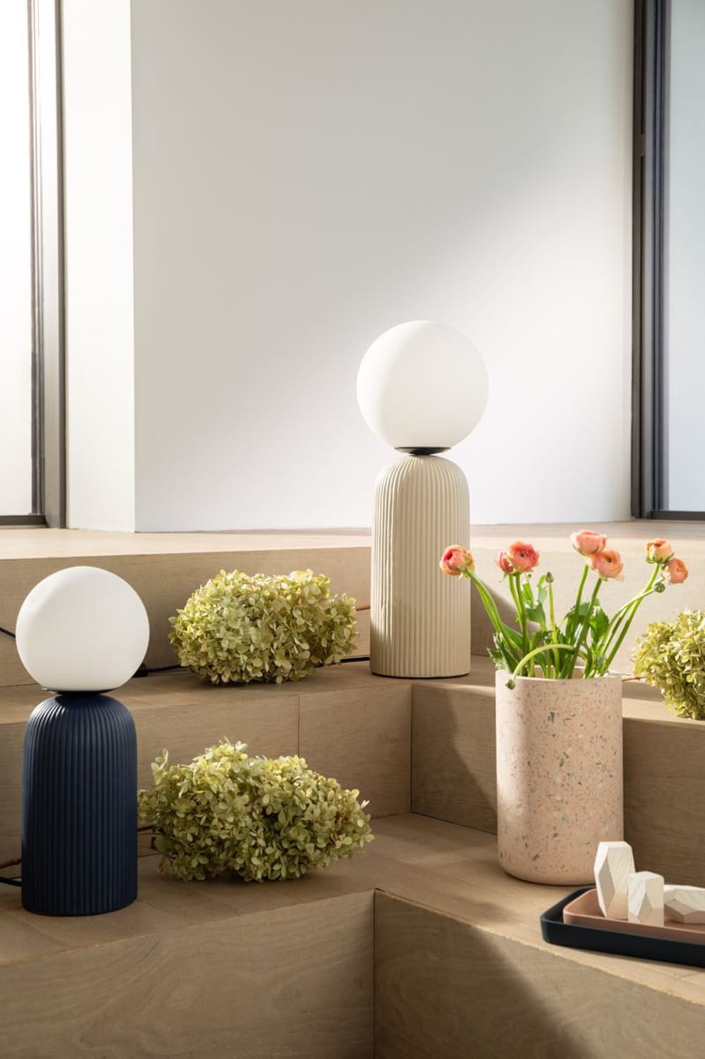 Lampe design en céramique beige — vue 3