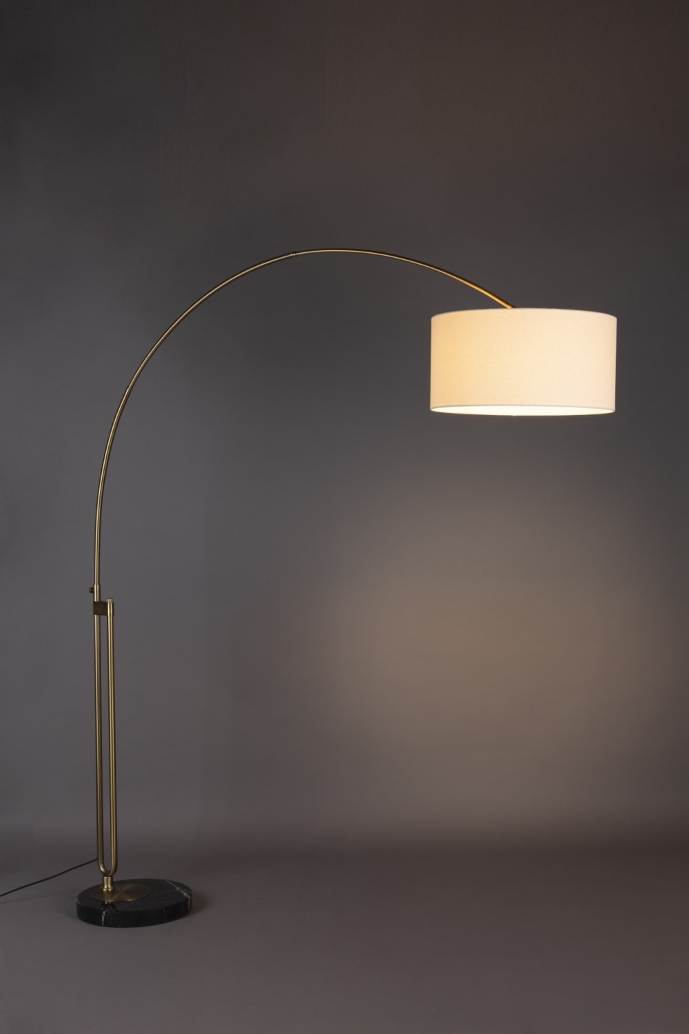 Lampadaire design en métal doré — vue 4