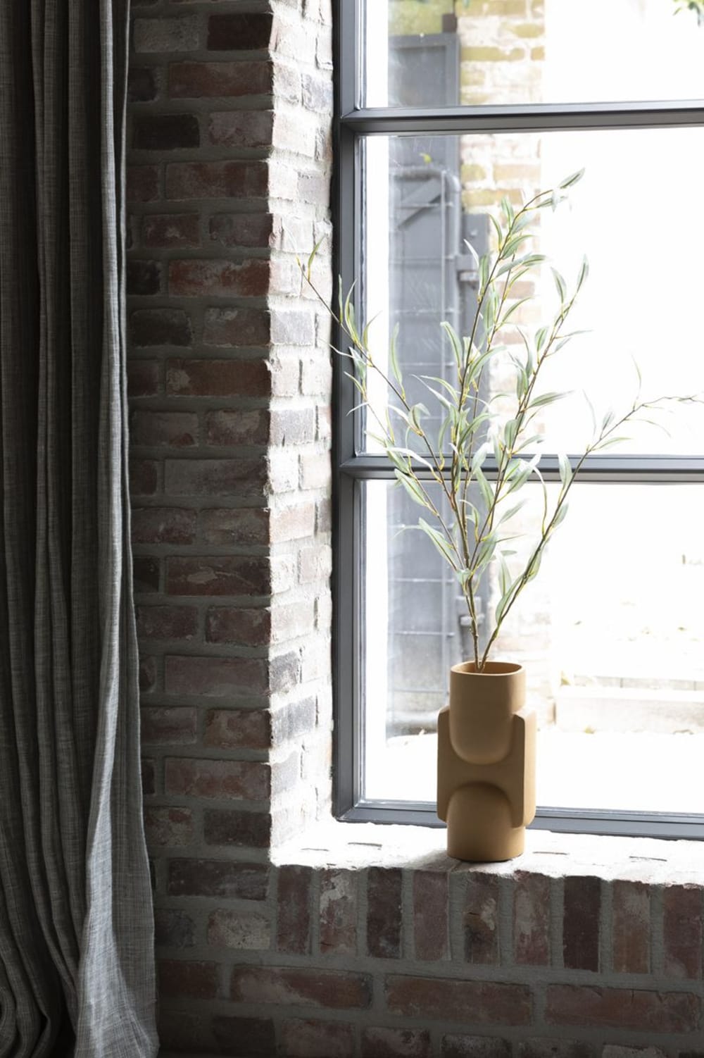 Vase et pot en aluminium ocre — vue 4
