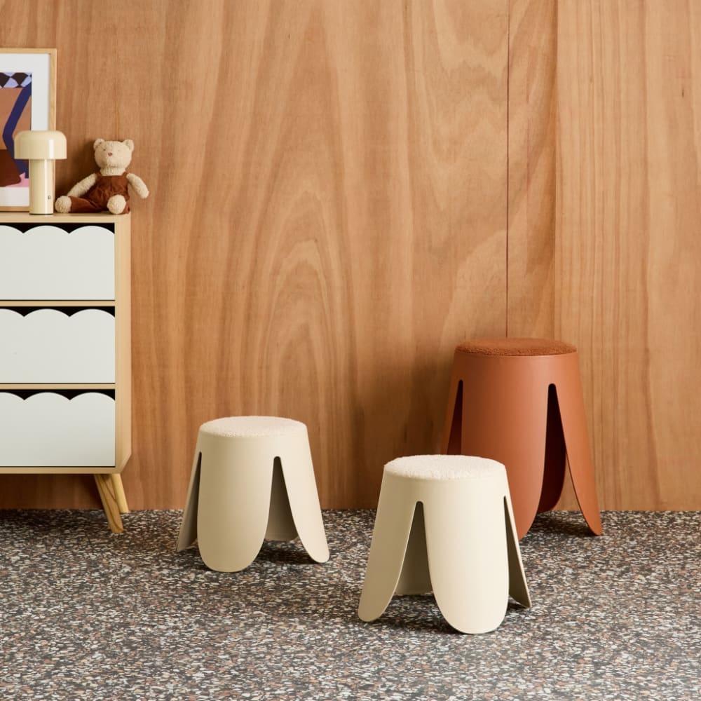Lot de 2 tabourets empilables enfant bouclette texturée beige Lot de 2 tabourets empilables enfant bouclette texturée beige