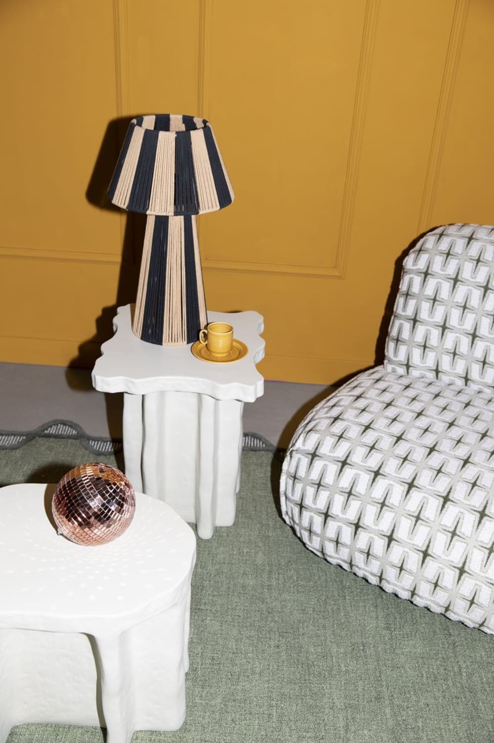 Lampe design en métal noir — vue 3