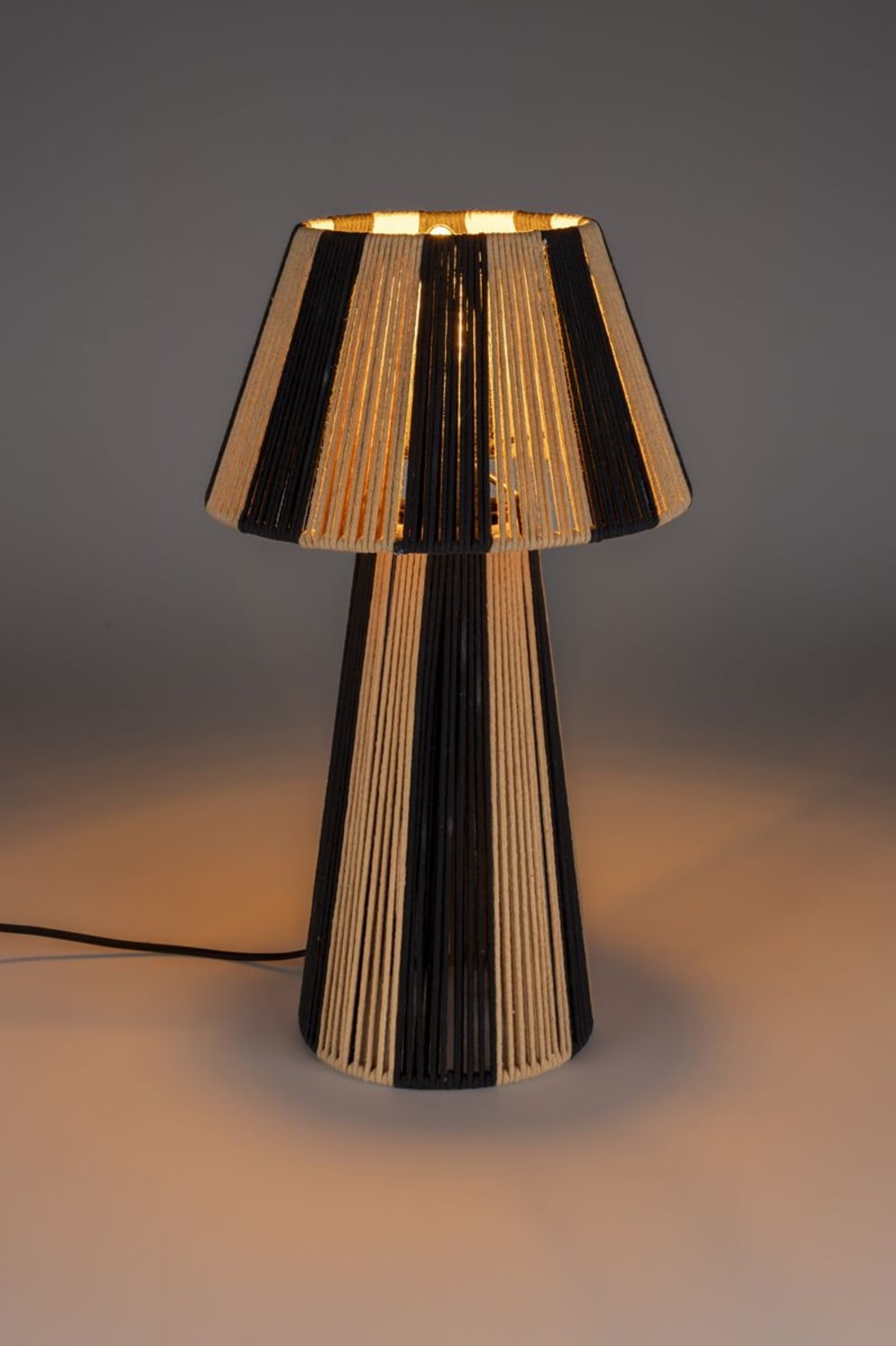 Lampe design en métal noir — vue 4