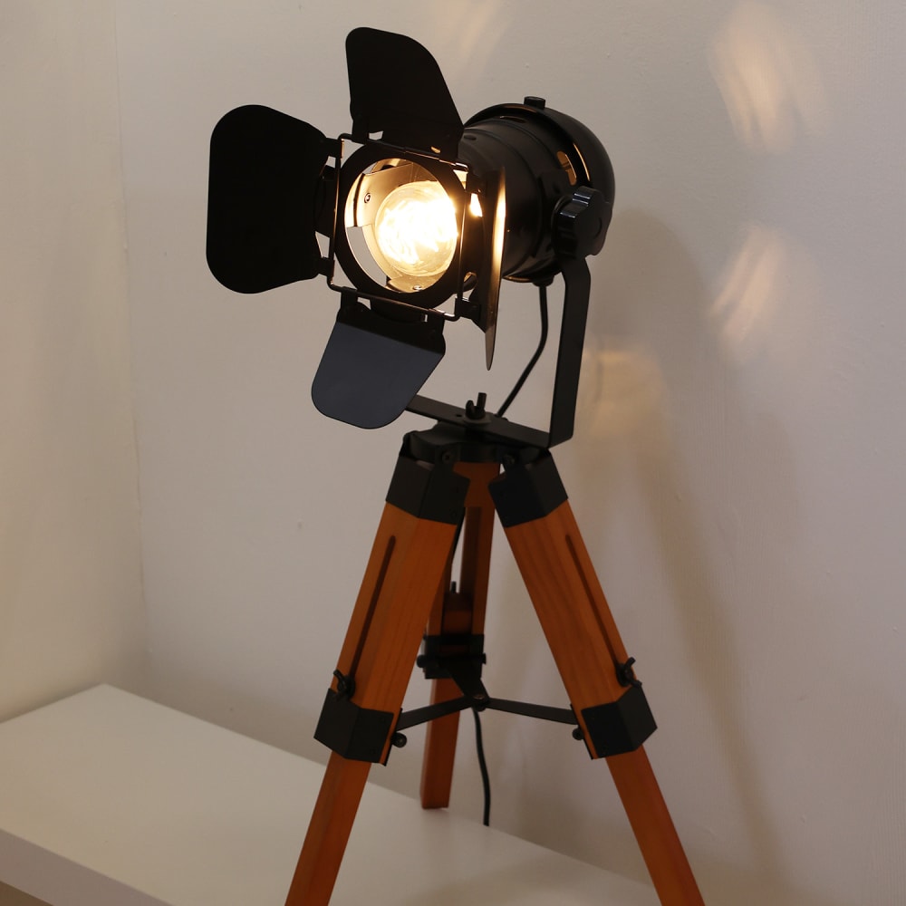 Lampe de table trépied style cinéma en bois et métal noir H. 62 cm — vue 4