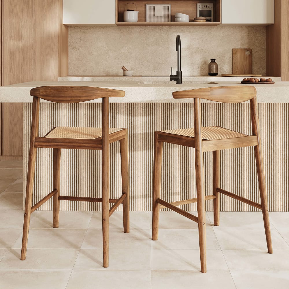 2er Set Barstühle aus 64 cm Teakholz mit Lackierung und Rattan. -