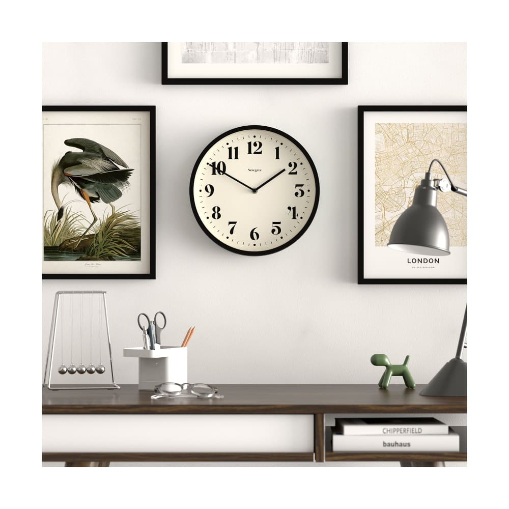 Moderne runde Wanduhr aus schwarzem Metall - Maisons Du Monde