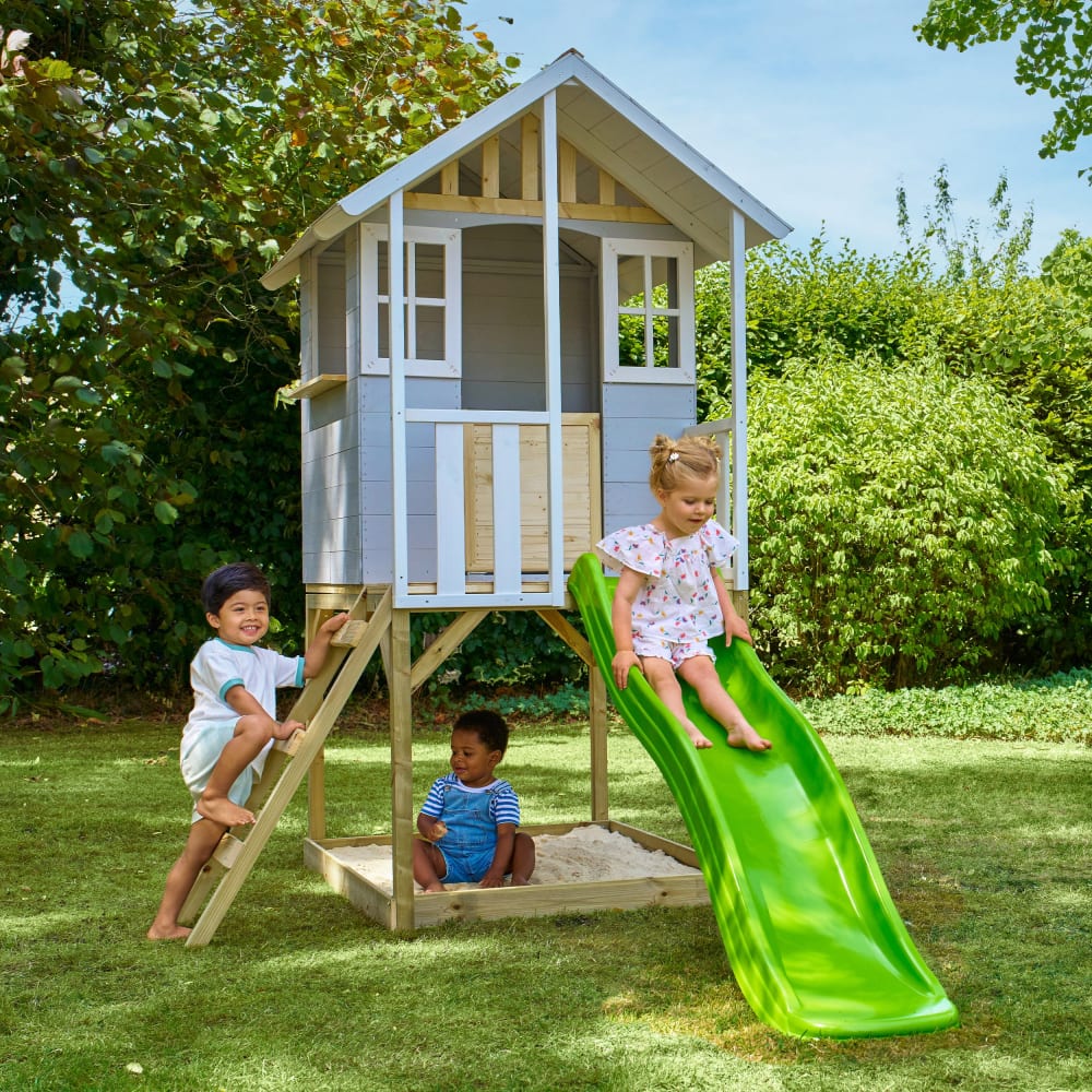 Maisonnette sur pilotis balcon et glissière en bois gris FSC®