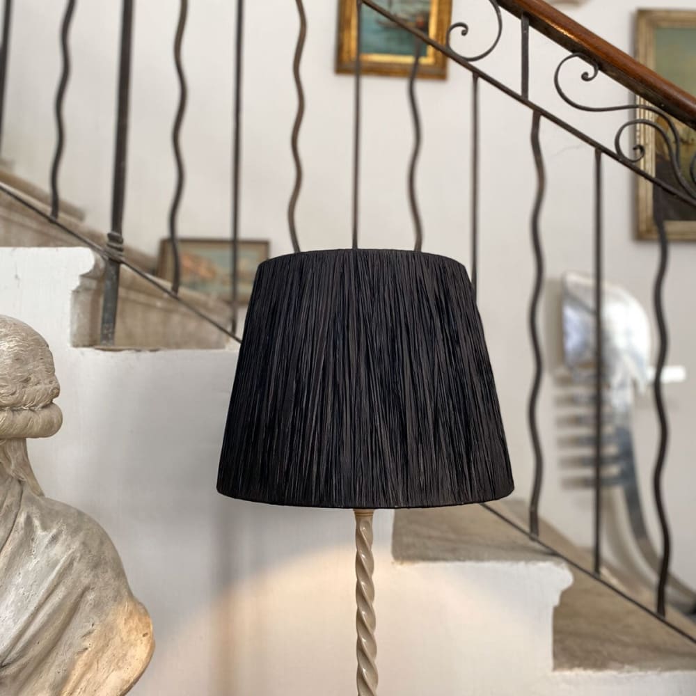 Abat-jour en raphia naturel teinté noir mat — vue 3
