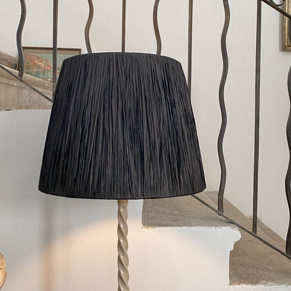 Abat-jour en raphia naturel teinté noir mat — vue 4