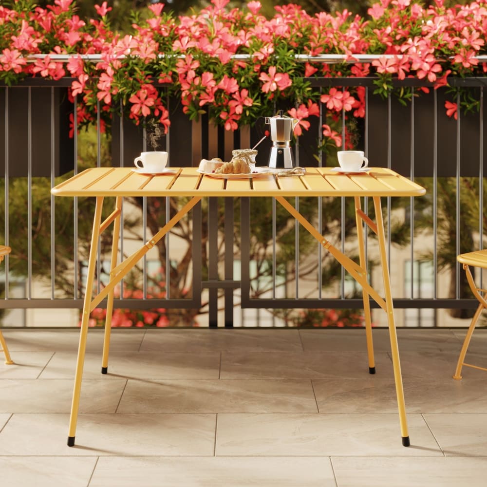 Table de jardin en metal jaune beurre 4 personnes