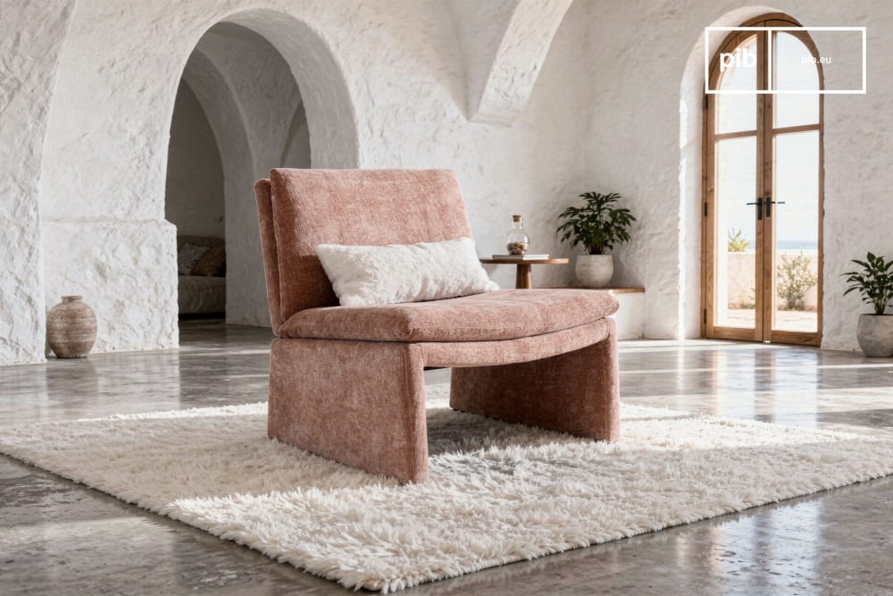 Fauteuil en tissu bouclé rose poudré