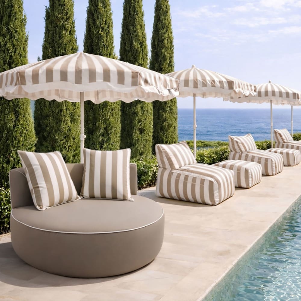 Fauteuil d'extérieur rond en tissu taupe et coussin à rayure