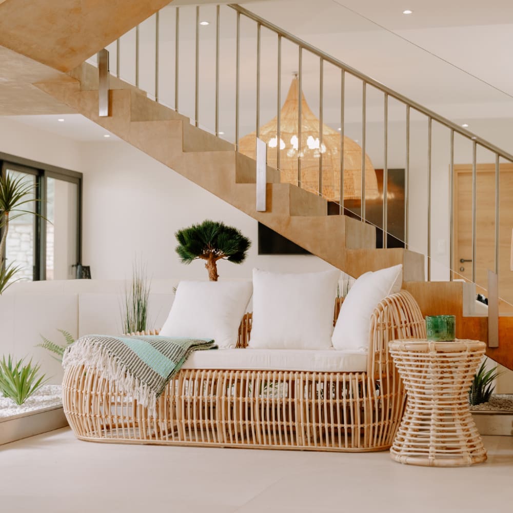 Banquette design en rotin avec coussin