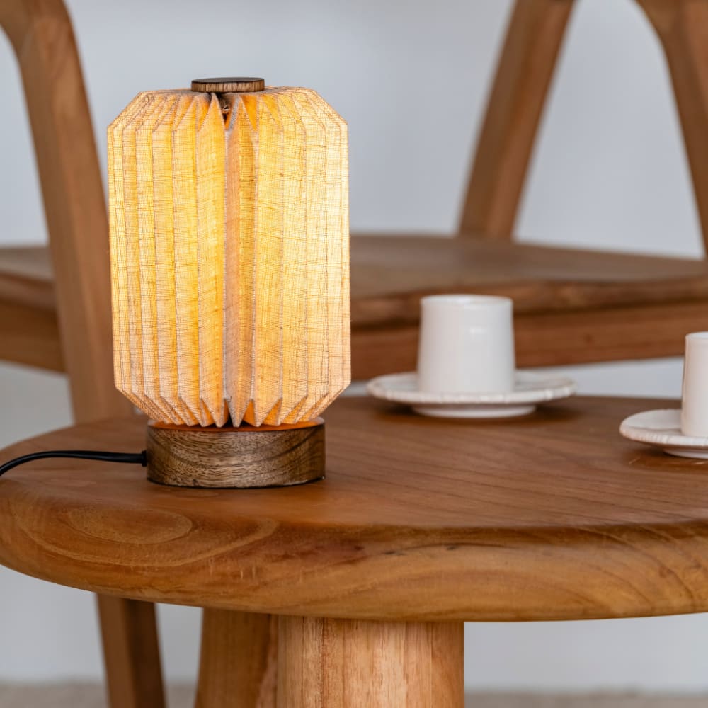 Petite lampe à poser cylindrique en lin et bois de manguier — vue 3
