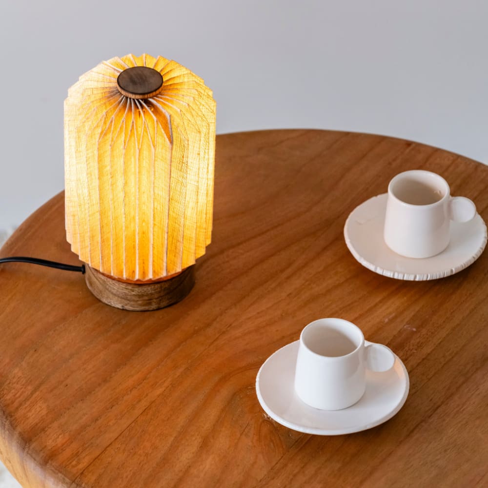 Petite lampe à poser cylindrique en lin et bois de manguier — vue 4