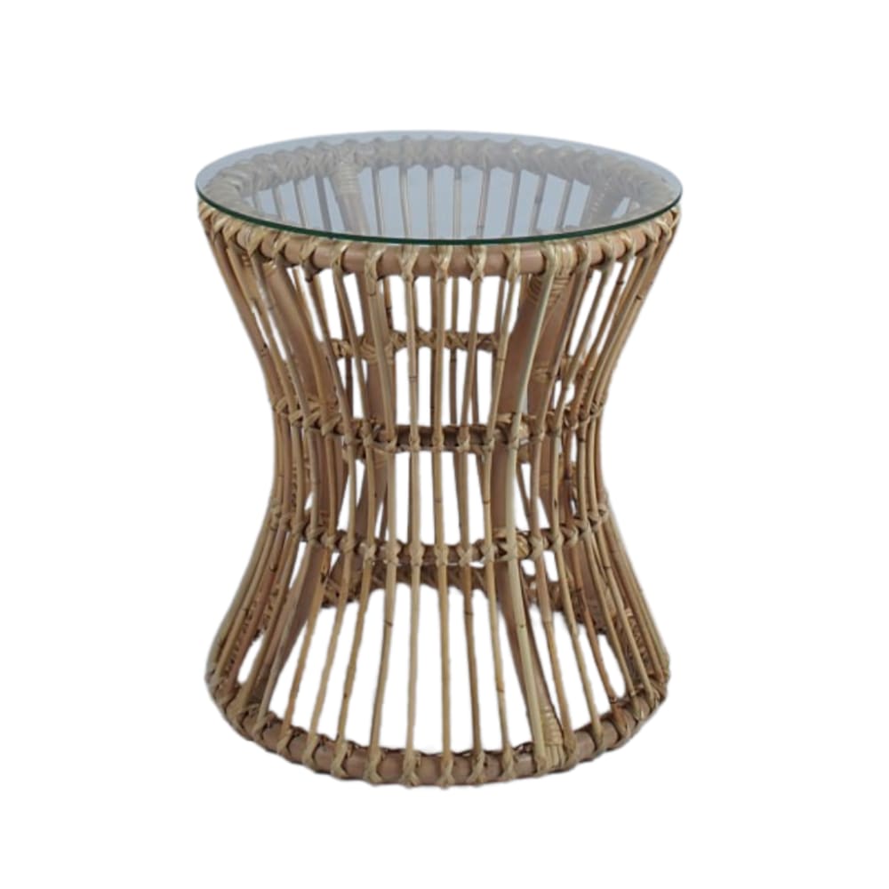 Table basse en rotin avec un plateau en verre