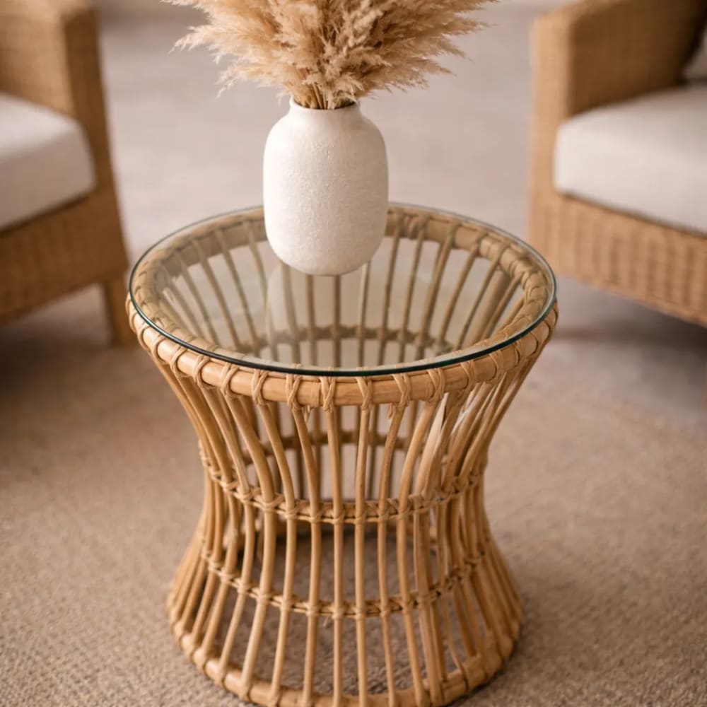 Table basse en rotin avec un plateau en verre