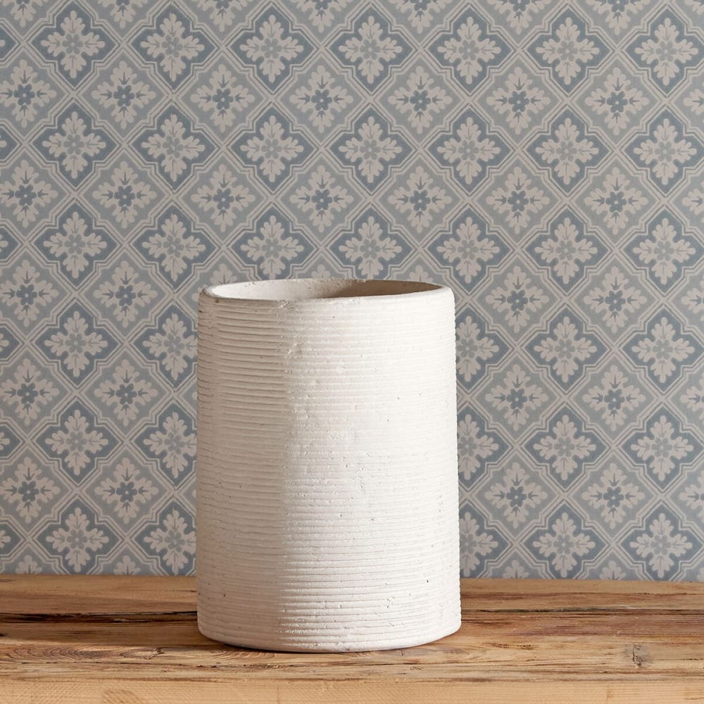 Vase tube strié en papier mâché blanc