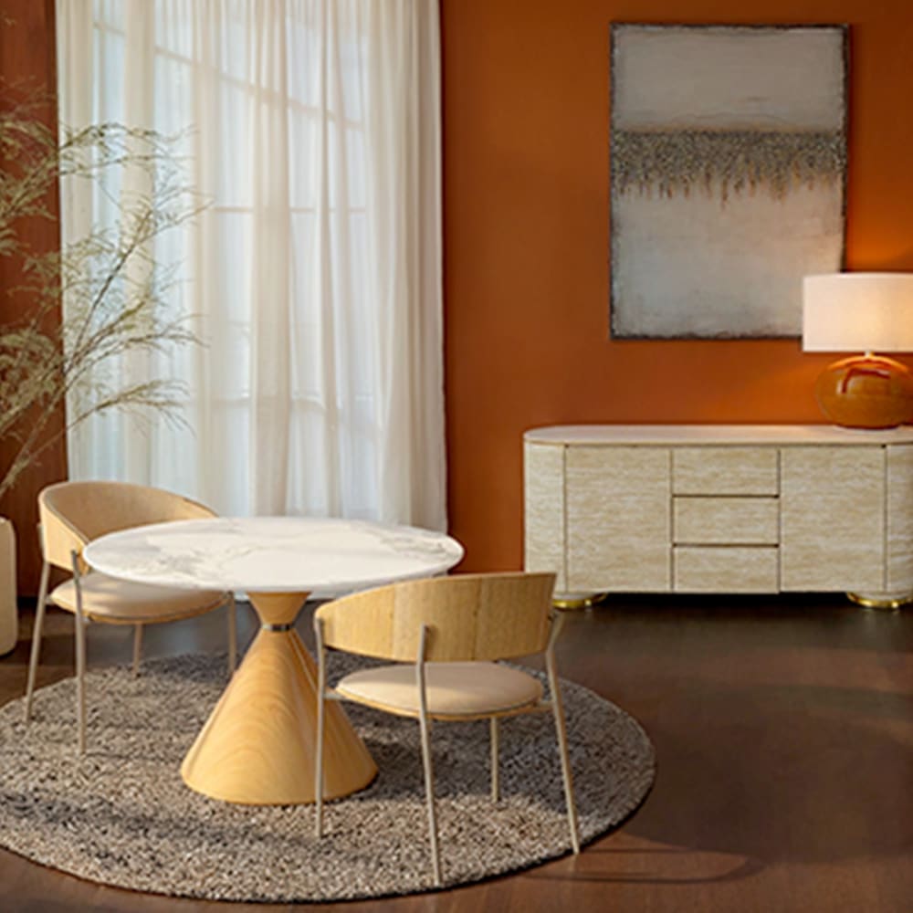 Chaise avec accoudoirs en simili beige et chêne