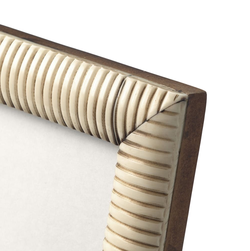 Cadre photo en résine beige 23,5x28,5x2,5cm — vue 3