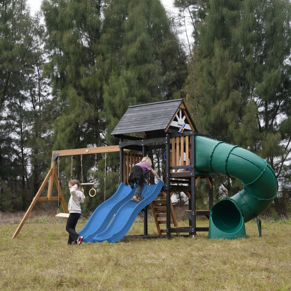 Spielturm mit 2 Schaukeln - Blaue Rutsche, 2 Röhrenrutschen -