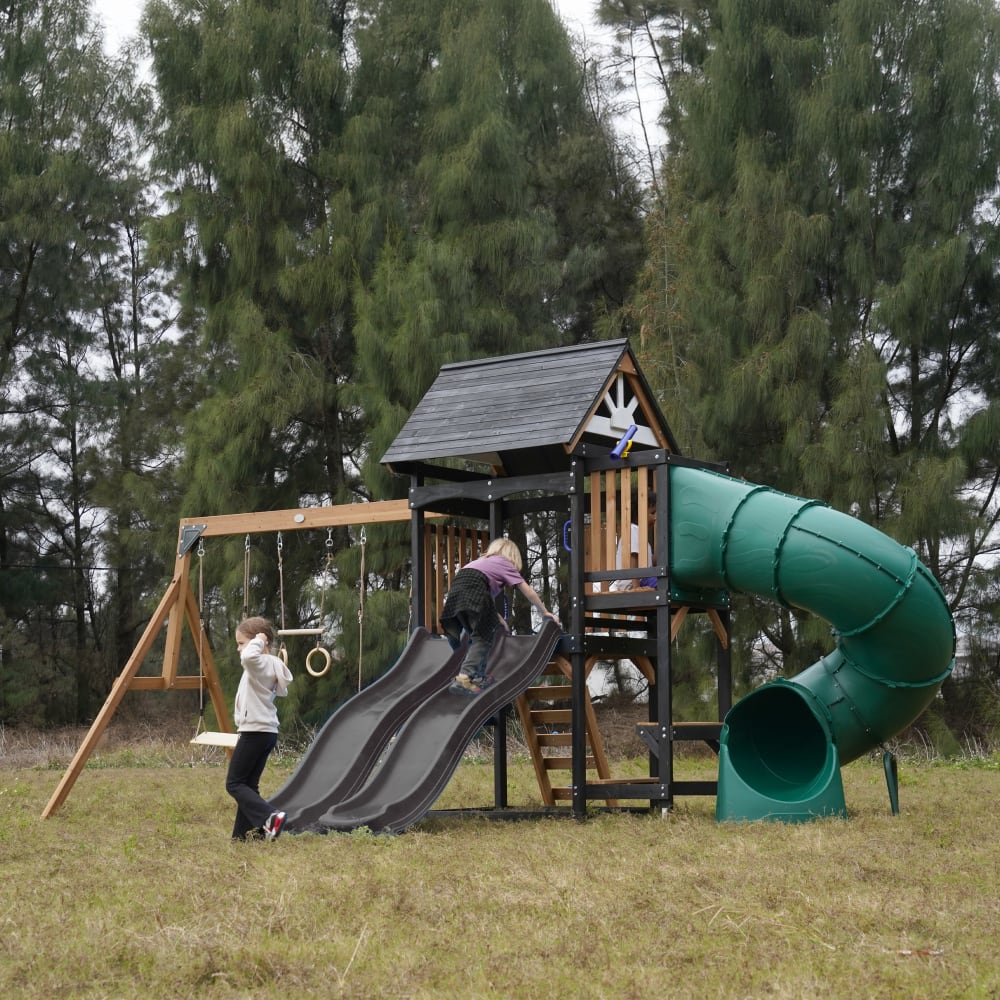 Spielturm mit 2 Schaukeln - Graue Rutsche, 2 Röhrenrutschen -