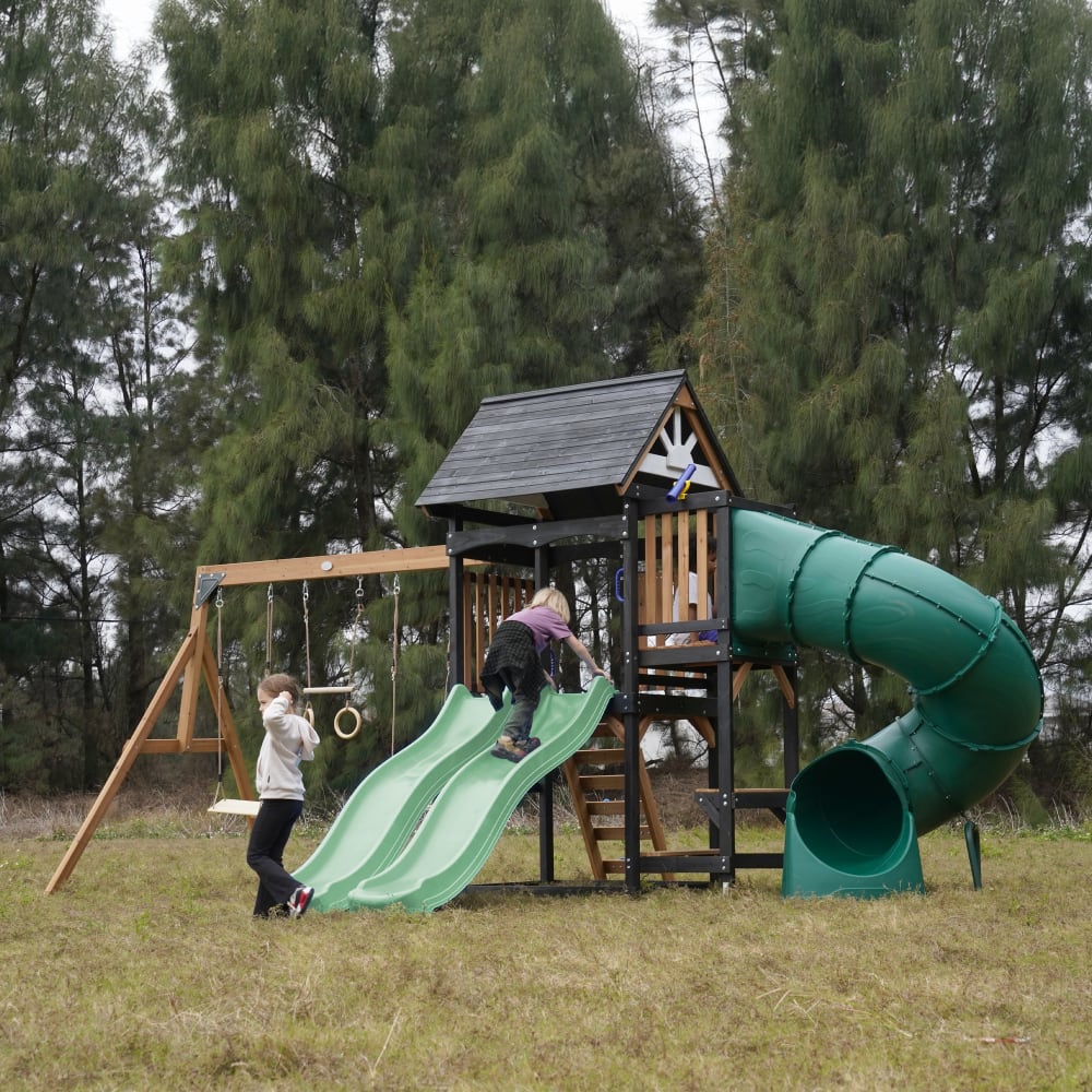 Spielturm mit 2 Schaukeln - Pastellgrün Rutsche, 2 Röhrenrutschen