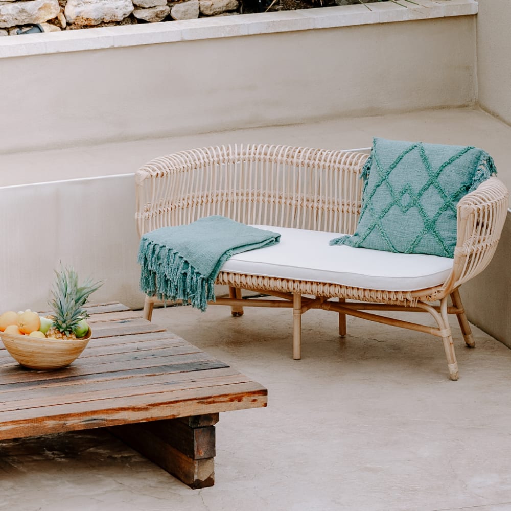 Banquette en rotin avec coussin