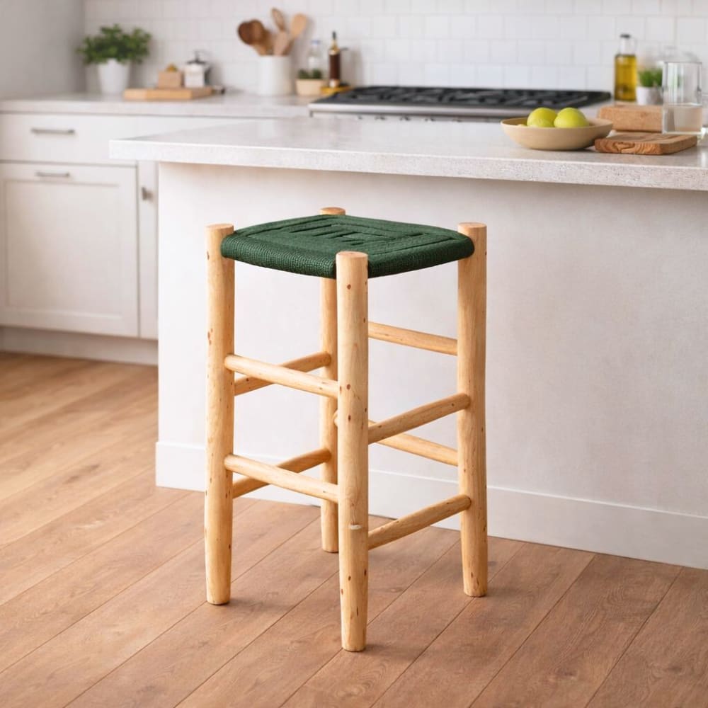 Tabouret haut vert en bois d'eucalyptus et corde