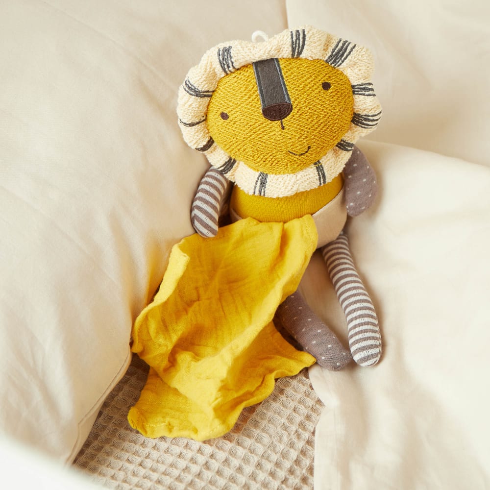 Peluche lion avec doudou, crochetée (Bieco) - Image 2