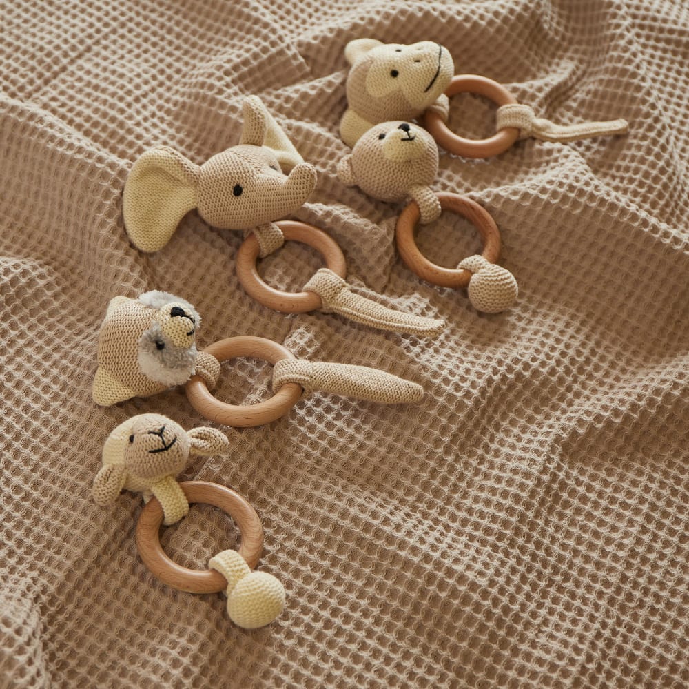 Hochet singe au crochet avec anneau en bois (Bieco) - Image 2
