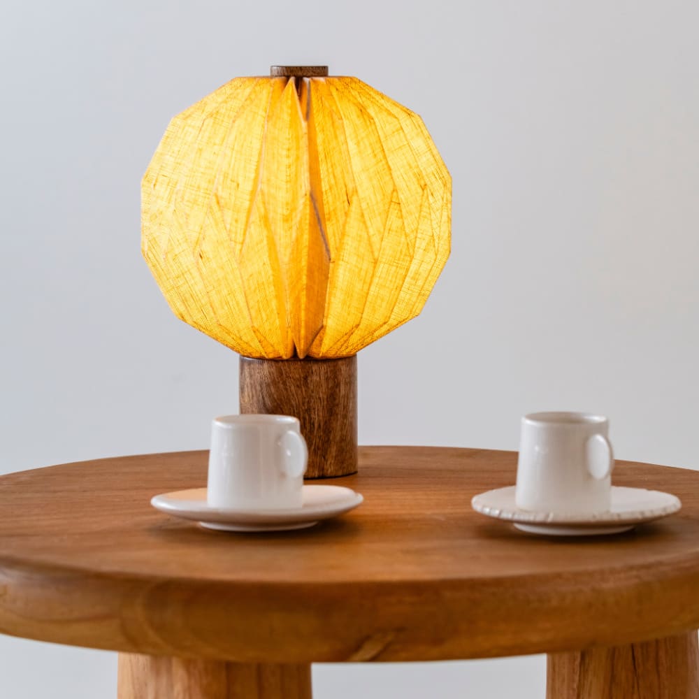 Petite lampe à poser ronde en lin et bois de manguier — vue 4