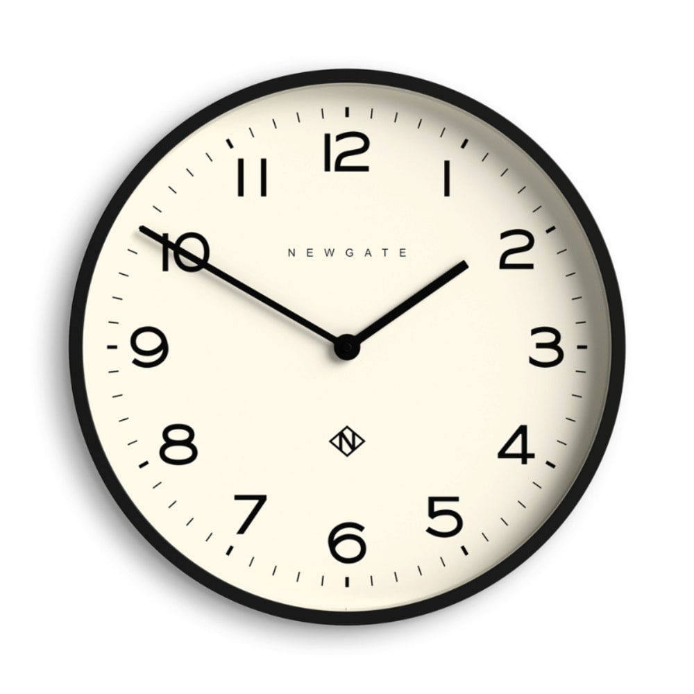 Une horloge murale noire