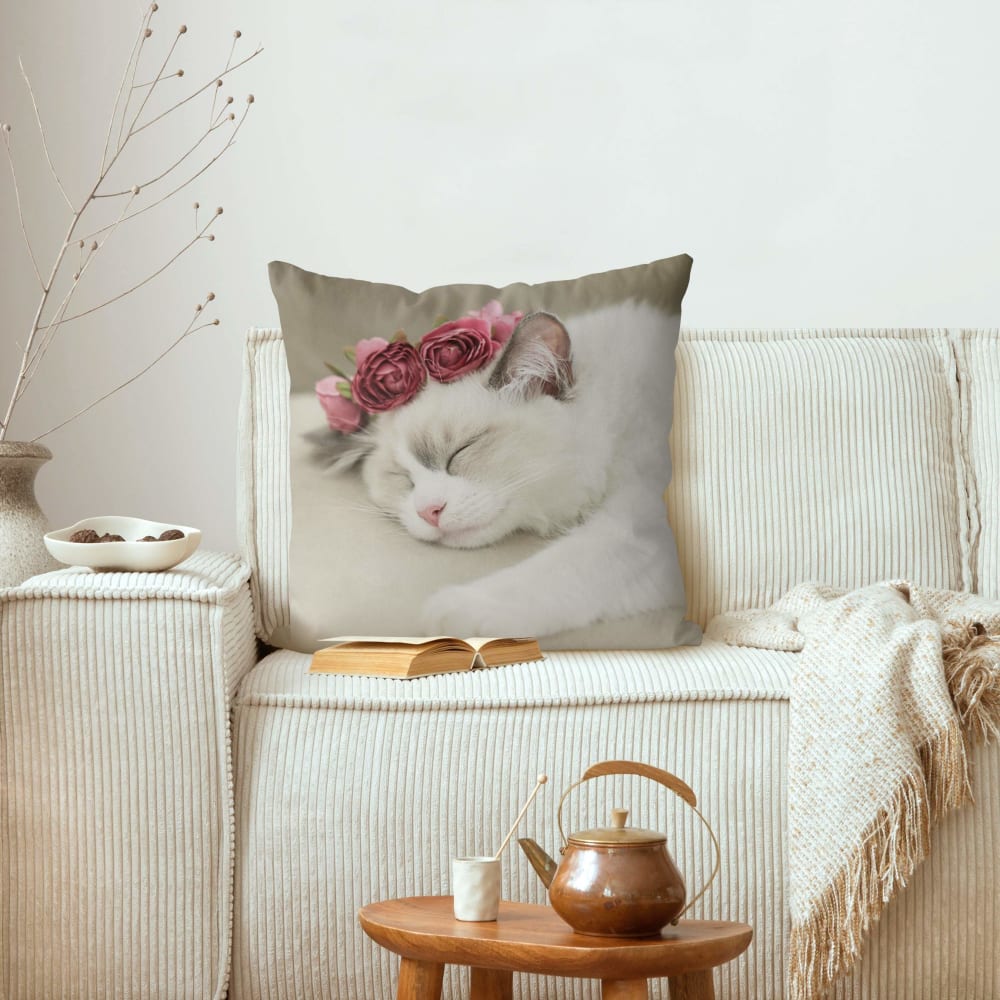 Dekokissen Schlafende Katze mit Rosen aus Polyester, weiß 50 x 50