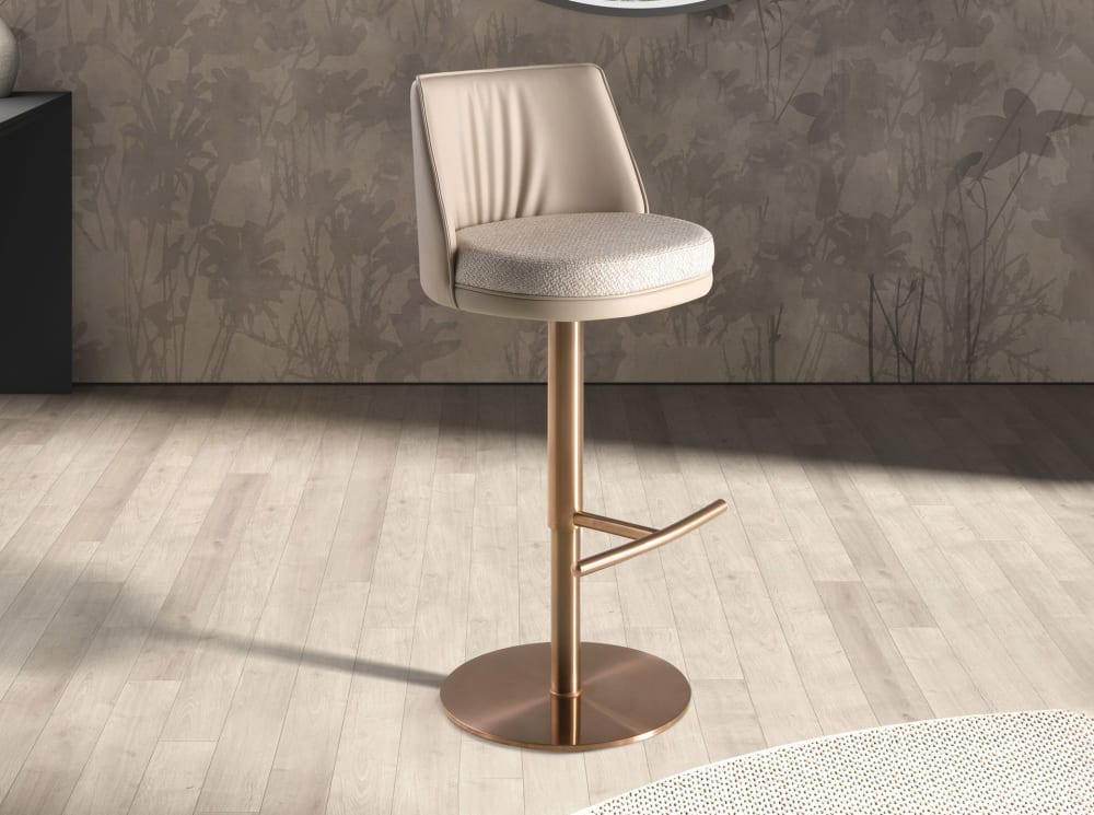 Tabouret pivotant en tissu crème marbré et similicuir crème