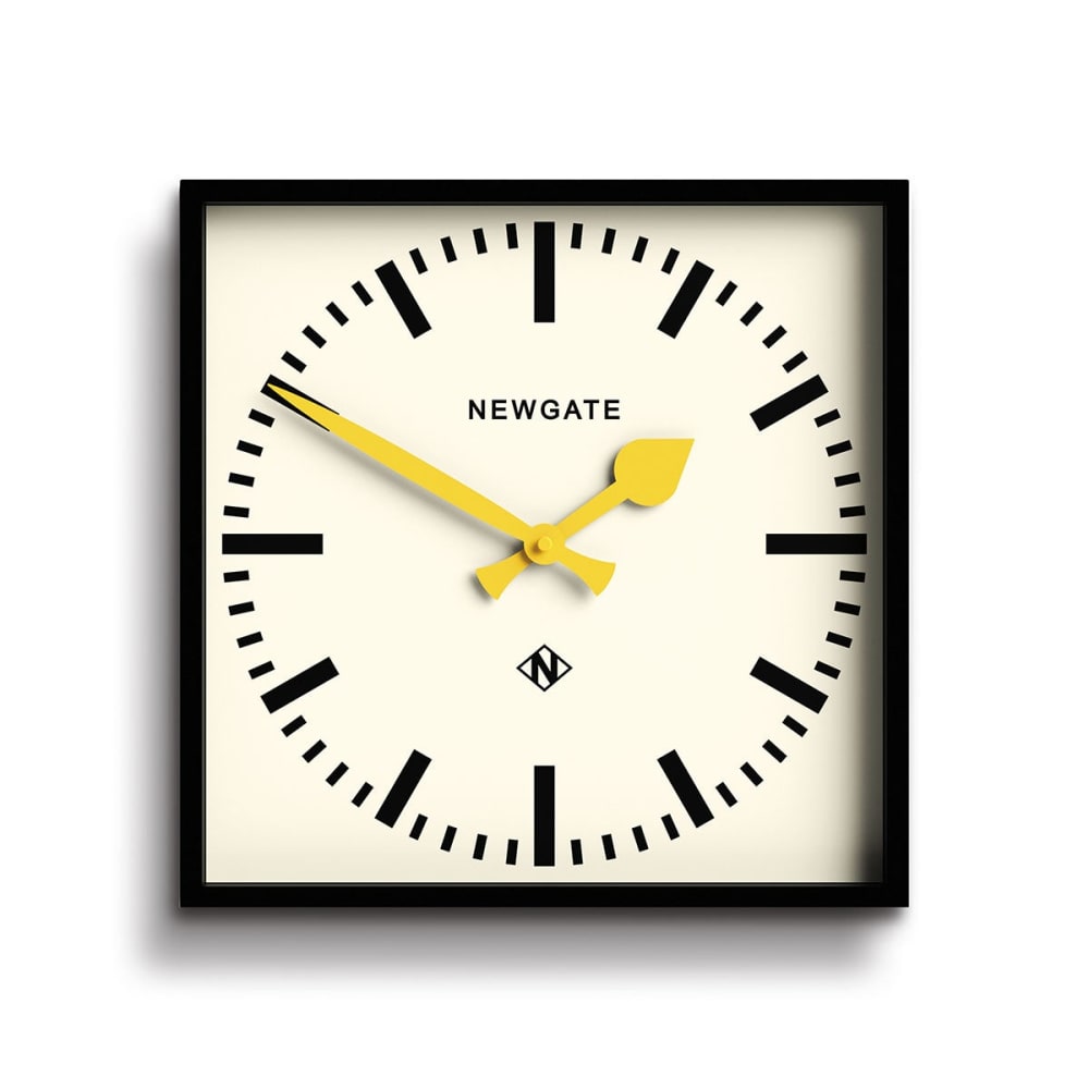 reloj de pared de estacion cuadrado con agujas amarillo limon