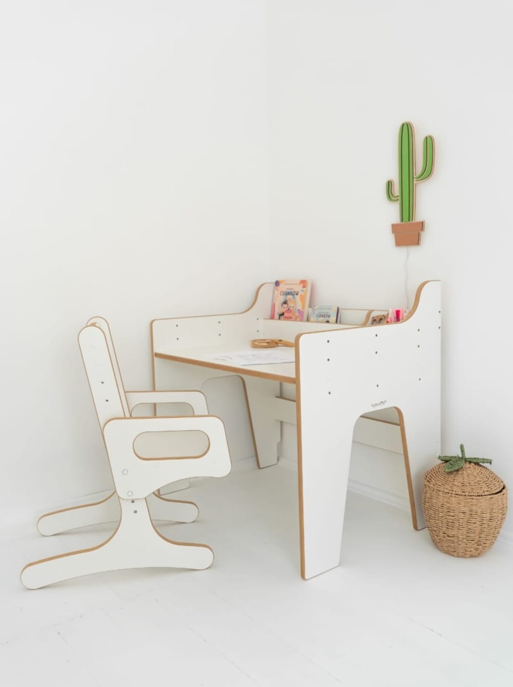 Bureau et chaise réglables pour enfant en bois blanc