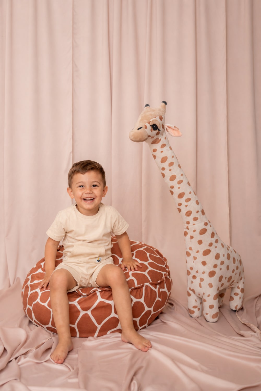 Runder Kinderpouf mit waschbarem Bezug, Ø65 cm, Giraffenmuster -