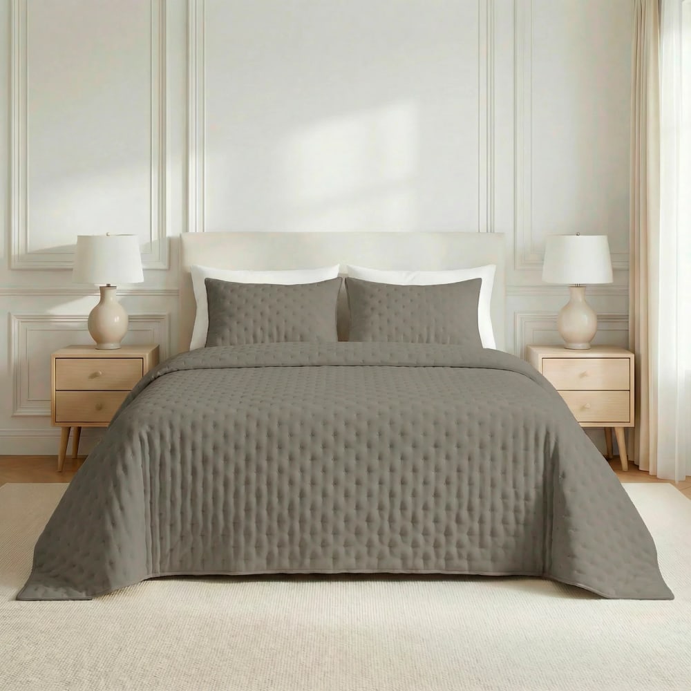 Einfarbige, gesteppte, extra weiche Tagesdecke Taupe 180x270 cm -