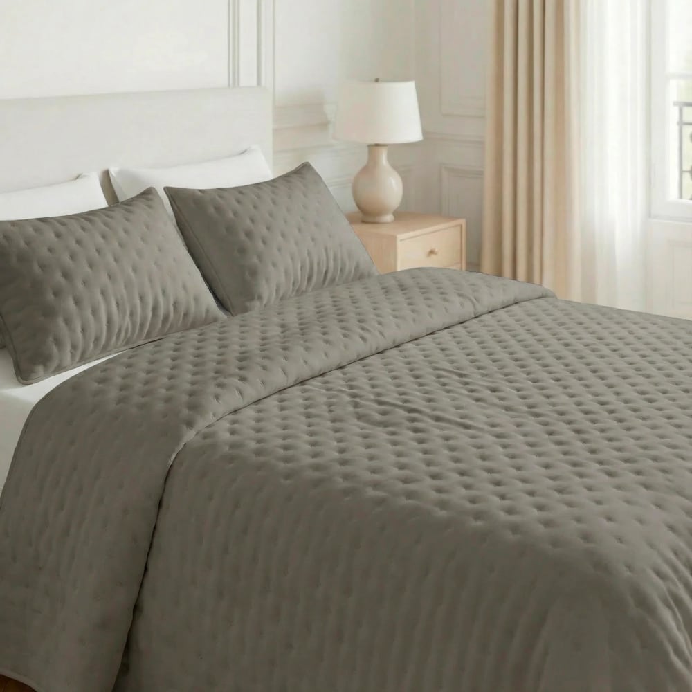 Couvre-lit uni matelassé extra doux taupe 250x270 cm Couvre-lit uni matelassé extra doux taupe 250x270 cm