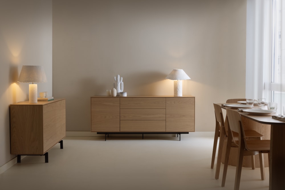 Buffet 2 portes plaqué chêne naturel avec pieds métalliques noirs